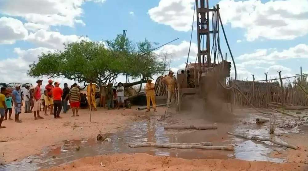 População assistiu ansiosa o trabalho dos técnicos em perfuração de poços até a água aparecer — Foto: TV TEM/Reprodução