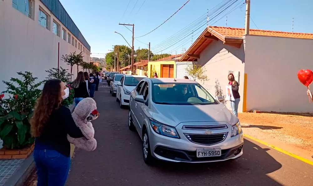 Colégio faz homenagem de Dia das Mães com drive-thru e cartazes de carinho em Barra Bonita — Foto: Gilvan Oliveira/Divulgação