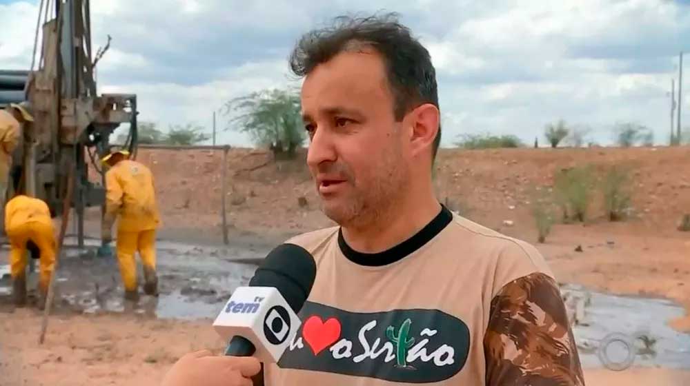 

O pastor Willians Silva, coordenador do projeto: "As pessoas tinham que andar 12 km para tomar um copo de água" — Foto: TV TEM/Reprodução
