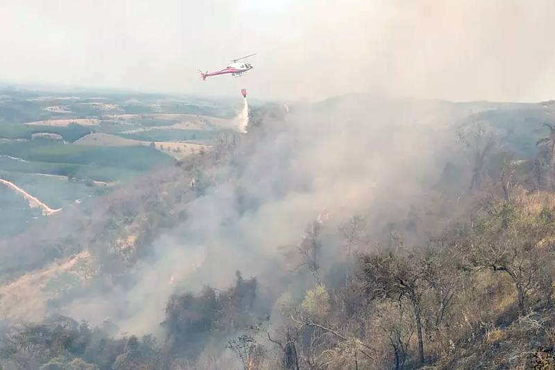 Helicóptero foi usado no combate às chamas em Botucatu — Foto: Corpo de Bombeiros/ Divulgação