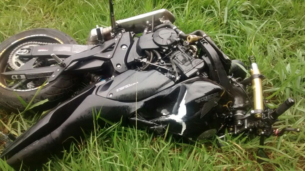 motocicleta-ficou-destruida-apos-colisao-com-carro