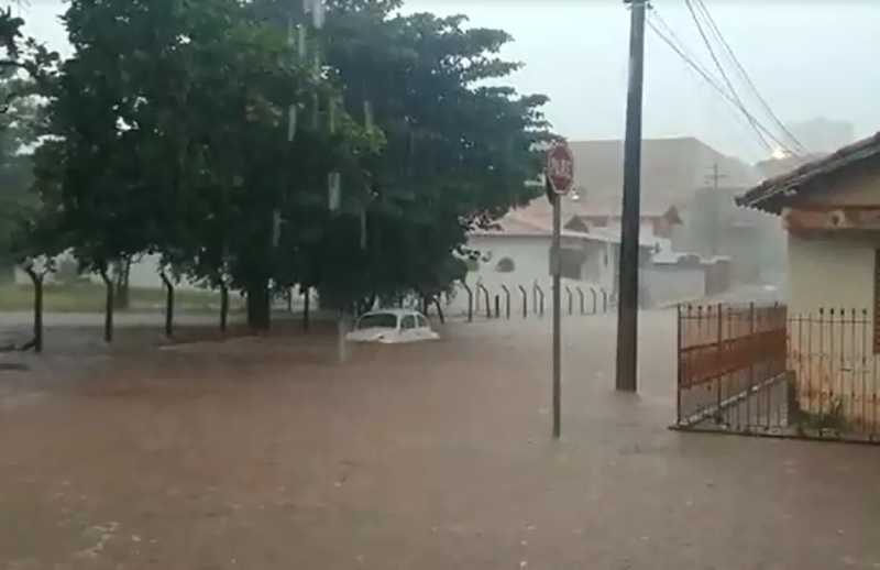 Moradores registram forte chuva em Itápolis